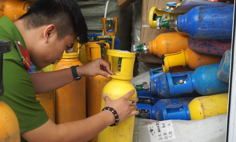 Xe tải chở 78 bình khí cười được ngụy trang nhưng không qua mắt được công an - Ảnh 1. Xe tải chở 78 bình khí cười được ngụy trang nhưng không qua mắt được công an - Ảnh 1.