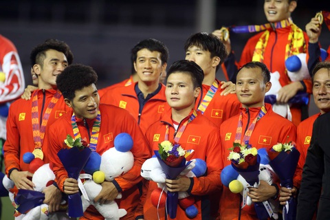 Hùng Dũng hay Quang Hải sẽ giành Quả bóng Vàng Việt Nam 2019? - Ảnh 2. Hùng Dũng hay Quang Hải sẽ giành Quả bóng Vàng Việt Nam 2019? - Ảnh 2.