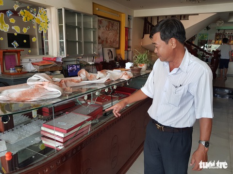 Chủ nhà thất kinh khi cướp xông vào tiệm, lấy vàng chỉ trong 3 giây - Ảnh 2. Chủ nhà thất kinh khi cướp xông vào tiệm, lấy vàng chỉ trong 3 giây - Ảnh 2.