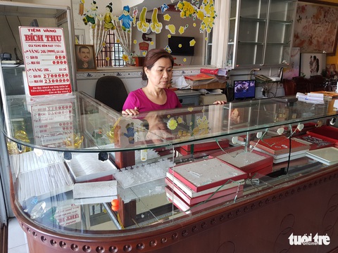 Chủ nhà thất kinh khi cướp xông vào tiệm, lấy vàng chỉ trong 3 giây - Ảnh 1. Chủ nhà thất kinh khi cướp xông vào tiệm, lấy vàng chỉ trong 3 giây - Ảnh 1.