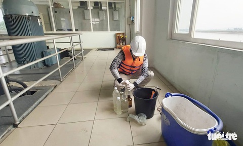 Ngăn chặn kịp thời vệt dầu loang trên sông Lam để cấp nước sạch cho TP Vinh - Ảnh 4. Ngăn chặn kịp thời vệt dầu loang trên sông Lam để cấp nước sạch cho TP Vinh - Ảnh 4.