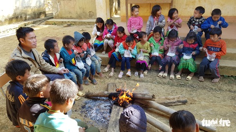 Hình ảnh xúc động: Thầy cô đốt củi sưởi ấm cho trò ở Sơn La - Ảnh 1. Hình ảnh xúc động: Thầy cô đốt củi sưởi ấm cho trò ở Sơn La - Ảnh 1.