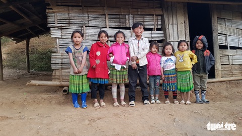 Hình ảnh xúc động: Thầy cô đốt củi sưởi ấm cho trò ở Sơn La - Ảnh 3. Hình ảnh xúc động: Thầy cô đốt củi sưởi ấm cho trò ở Sơn La - Ảnh 3.