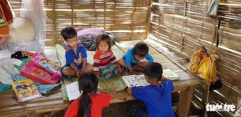 Hình ảnh xúc động: Thầy cô đốt củi sưởi ấm cho trò ở Sơn La - Ảnh 4. Hình ảnh xúc động: Thầy cô đốt củi sưởi ấm cho trò ở Sơn La - Ảnh 4.
