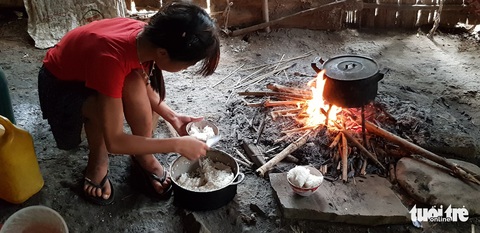 Hình ảnh xúc động: Thầy cô đốt củi sưởi ấm cho trò ở Sơn La - Ảnh 5. Hình ảnh xúc động: Thầy cô đốt củi sưởi ấm cho trò ở Sơn La - Ảnh 5.