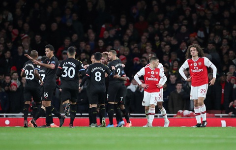 De Bruyne tỏa sáng, Man City nhẹ nhàng đánh bại Arsenal ngay trong hiệp 1 - Ảnh 1. De Bruyne tỏa sáng, Man City nhẹ nhàng đánh bại Arsenal ngay trong hiệp 1 - Ảnh 1.