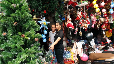 Tưng bừng không khí mua sắm, trang trí Giáng sinh - Ảnh 2. Tưng bừng không khí mua sắm, trang trí Giáng sinh - Ảnh 2.