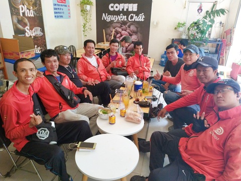 Câu chuyện về những hiệp sĩ áo đỏ rong ruổi khắp Sài Gòn - Ảnh 2. Câu chuyện về những hiệp sĩ áo đỏ rong ruổi khắp Sài Gòn - Ảnh 2.