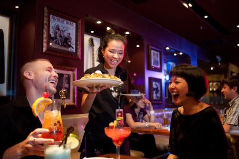 Quán có gu Hard Rock Cafe - bí kíp mở quán giữa lòng Sài Gòn? - Ảnh 2. Quán có gu Hard Rock Cafe - bí kíp mở quán giữa lòng Sài Gòn? - Ảnh 2.