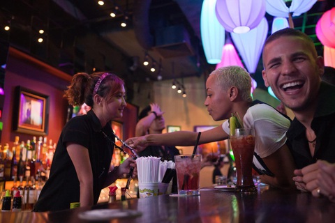 Quán có gu Hard Rock Cafe - bí kíp mở quán giữa lòng Sài Gòn? - Ảnh 3. Quán có gu Hard Rock Cafe - bí kíp mở quán giữa lòng Sài Gòn? - Ảnh 3.