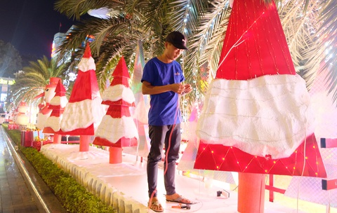 Tưng bừng không khí mua sắm, trang trí Giáng sinh - Ảnh 1. Tưng bừng không khí mua sắm, trang trí Giáng sinh - Ảnh 1.