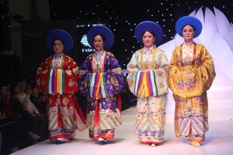 Lan Hương, Thu Hà, Chiều Xuân... lên sàn diễn thời trang triều Nguyễn, hầu đồng - Ảnh 1. Lan Hương, Thu Hà, Chiều Xuân... lên sàn diễn thời trang triều Nguyễn, hầu đồng - Ảnh 1.