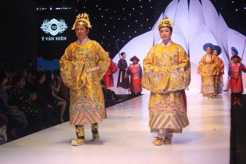 Lan Hương, Thu Hà, Chiều Xuân... lên sàn diễn thời trang triều Nguyễn, hầu đồng - Ảnh 2. Lan Hương, Thu Hà, Chiều Xuân... lên sàn diễn thời trang triều Nguyễn, hầu đồng - Ảnh 2.