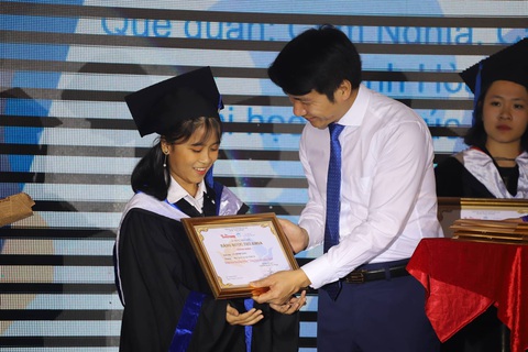 50 thủ khoa vượt khó nhận học bổng 750 triệu - Ảnh 1. 50 thủ khoa vượt khó nhận học bổng 750 triệu - Ảnh 1.