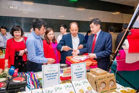 Vua hàng hiệu Johnathan Hạnh Nguyễn chỉ cách bán đặc sản cao cấp - Ảnh 1. Vua hàng hiệu Johnathan Hạnh Nguyễn chỉ cách bán đặc sản cao cấp - Ảnh 1.