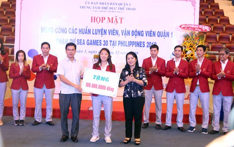 Huỳnh Như và các VĐV, HLV quận 1 được vinh danh - Ảnh 1. Huỳnh Như và các VĐV, HLV quận 1 được vinh danh - Ảnh 1.