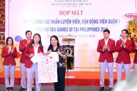 Huỳnh Như và các VĐV, HLV quận 1 được vinh danh - Ảnh 2. Huỳnh Như và các VĐV, HLV quận 1 được vinh danh - Ảnh 2.