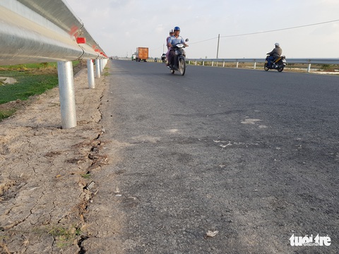 Đường tránh quốc lộ 91 chưa làm xong đã nứt lề đường - Ảnh 1. Đường tránh quốc lộ 91 chưa làm xong đã nứt lề đường - Ảnh 1.