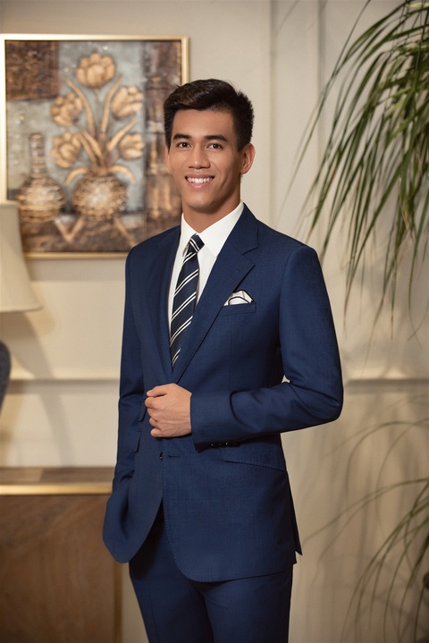 Tiền đạo Tiến Linh cực bảnh khi mặc suit do hoa hậu Ngọc Hân tư vấn - Ảnh 4. Tiền đạo Tiến Linh cực bảnh khi mặc suit do hoa hậu Ngọc Hân tư vấn - Ảnh 4.