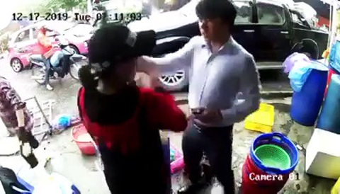 Thanh niên bảnh bao xuống ôtô tát tới tấp một phụ nữ bị phản ứng mạnh - Ảnh 2. Thanh niên bảnh bao xuống ôtô tát tới tấp một phụ nữ bị phản ứng mạnh - Ảnh 2.