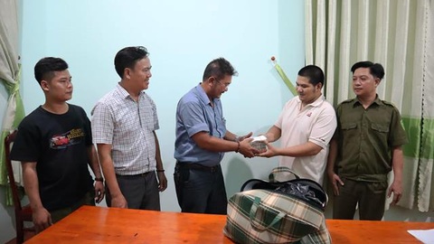 Trao trả 280 triệu cho người bỏ quên suốt đêm trước quán cơm - Ảnh 1. Trao trả 280 triệu cho người bỏ quên suốt đêm trước quán cơm - Ảnh 1.