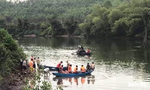 Lật thuyền trên sông, bé gái 4 tuổi chết đuối cùng cha - Ảnh 1. Lật thuyền trên sông, bé gái 4 tuổi chết đuối cùng cha - Ảnh 1.