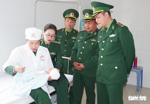 Tạm giữ hai nghi phạm Trung Quốc định đưa trẻ sơ sinh qua biên giới bán - Ảnh 2. Tạm giữ hai nghi phạm Trung Quốc định đưa trẻ sơ sinh qua biên giới bán - Ảnh 2.
