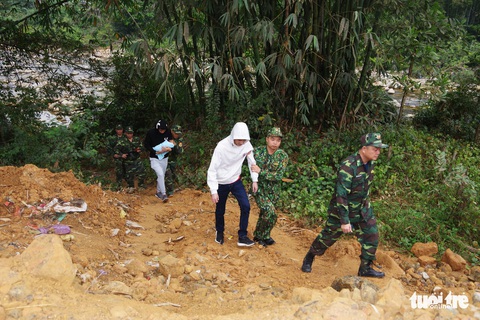 Tạm giữ hai nghi phạm Trung Quốc định đưa trẻ sơ sinh qua biên giới bán - Ảnh 1. Tạm giữ hai nghi phạm Trung Quốc định đưa trẻ sơ sinh qua biên giới bán - Ảnh 1.