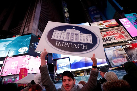 Hàng ngàn người Mỹ biểu tình kêu gọi luận tội Tổng thống Trump - Ảnh 1. Hàng ngàn người Mỹ biểu tình kêu gọi luận tội Tổng thống Trump - Ảnh 1.