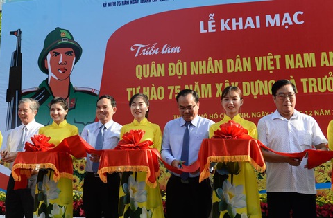 Khai mạc triển lãm ảnh về quân đội nhân dân Việt Nam anh hùng - Ảnh 2. Khai mạc triển lãm ảnh về quân đội nhân dân Việt Nam anh hùng - Ảnh 2.