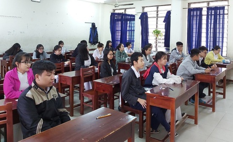 Học sinh bất ngờ với đề thi từ bỏ cũng là một lựa chọn - Ảnh 2. Học sinh bất ngờ với đề thi từ bỏ cũng là một lựa chọn - Ảnh 2.