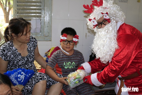 Trao quà ước nguyện đến hàng trăm bệnh nhi ung thư - Ảnh 14. Trao quà ước nguyện đến hàng trăm bệnh nhi ung thư - Ảnh 14.