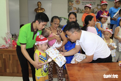 Trao quà ước nguyện đến hàng trăm bệnh nhi ung thư - Ảnh 15. Trao quà ước nguyện đến hàng trăm bệnh nhi ung thư - Ảnh 15.