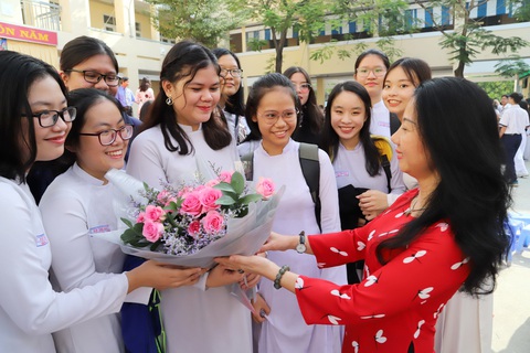Tôi dạy văn thì bộ trưởng cũng mê - Ảnh 1. Tôi dạy văn thì bộ trưởng cũng mê - Ảnh 1.