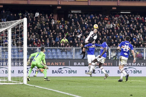 Ronaldo bật nhảy như vận động viên bóng rổ để ghi bàn cho Juventus - Ảnh 2. Ronaldo bật nhảy như vận động viên bóng rổ để ghi bàn cho Juventus - Ảnh 2.