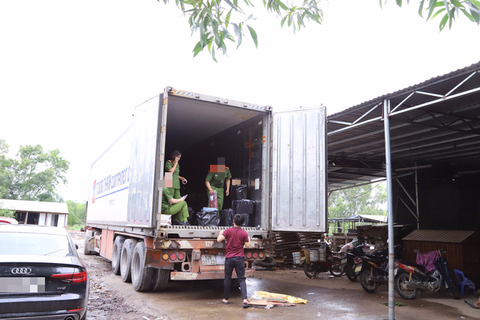 3 xe tải mới chở hết gần 4.500 chai rượu ngoại lậu - Ảnh 2. 3 xe tải mới chở hết gần 4.500 chai rượu ngoại lậu - Ảnh 2.