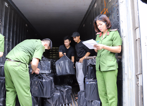 3 xe tải mới chở hết gần 4.500 chai rượu ngoại lậu - Ảnh 4. 3 xe tải mới chở hết gần 4.500 chai rượu ngoại lậu - Ảnh 4.