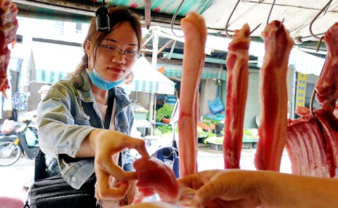 Vẫn loay hoay tìm giải pháp giảm giá thịt heo - Ảnh 1. Vẫn loay hoay tìm giải pháp giảm giá thịt heo - Ảnh 1.