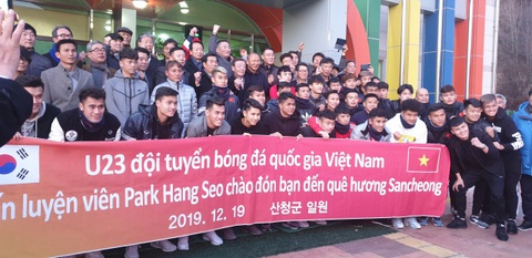 Video cầu thủ U23 Việt Nam lặng nhìn thầy Park ôm mẹ khóc khi về thăm nhà - Ảnh 4. Video cầu thủ U23 Việt Nam lặng nhìn thầy Park ôm mẹ khóc khi về thăm nhà - Ảnh 4.