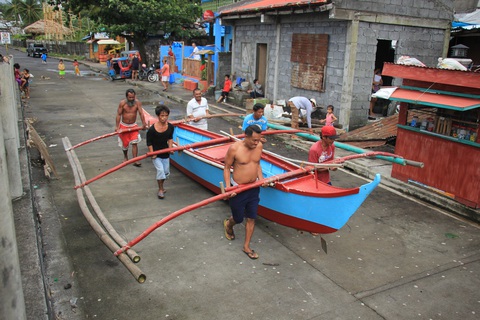 Người Philippines bồng bế chạy siêu bão Kammuri, SEA Games hồi hộp - Ảnh 2. Người Philippines bồng bế chạy siêu bão Kammuri, SEA Games hồi hộp - Ảnh 2.