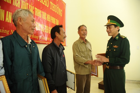 Tặng giấy khen cho người dân nhặt ma túy giao nộp biên phòng - Ảnh 2. Tặng giấy khen cho người dân nhặt ma túy giao nộp biên phòng - Ảnh 2.