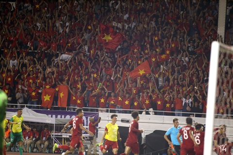 CĐV Việt Nam tại Philippines vỡ òa trước chiến thắng của thầy trò ông Park - Ảnh 9. CĐV Việt Nam tại Philippines vỡ òa trước chiến thắng của thầy trò ông Park - Ảnh 9.