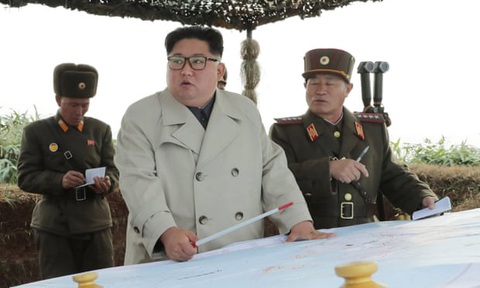 Ông Kim Jong Un gây tranh cãi khi thay đổi phong cách thời trang - Ảnh 4. Ông Kim Jong Un gây tranh cãi khi thay đổi phong cách thời trang - Ảnh 4.