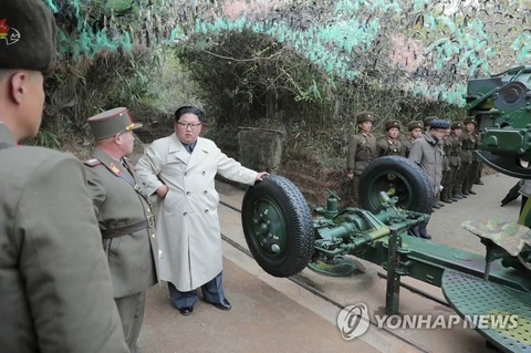 Ông Kim Jong Un gây tranh cãi khi thay đổi phong cách thời trang - Ảnh 3. Ông Kim Jong Un gây tranh cãi khi thay đổi phong cách thời trang - Ảnh 3.