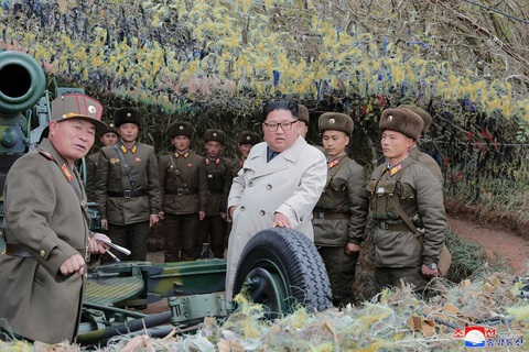 Ông Kim Jong Un gây tranh cãi khi thay đổi phong cách thời trang - Ảnh 5. Ông Kim Jong Un gây tranh cãi khi thay đổi phong cách thời trang - Ảnh 5.