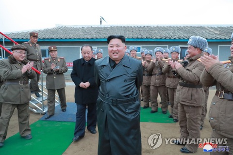 Ông Kim Jong Un gây tranh cãi khi thay đổi phong cách thời trang - Ảnh 1. Ông Kim Jong Un gây tranh cãi khi thay đổi phong cách thời trang - Ảnh 1.