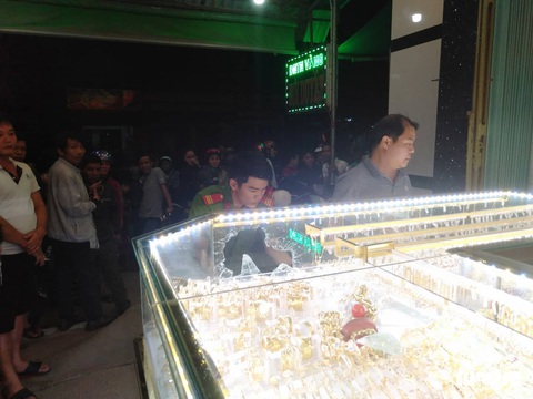 Chủ tiệm vàng kể lại vụ cướp manh động lúc xem U22 Việt Nam đá U22 Indonesia - Ảnh 1. Chủ tiệm vàng kể lại vụ cướp manh động lúc xem U22 Việt Nam đá U22 Indonesia - Ảnh 1.
