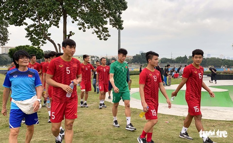 Quang Hải, Bùi Tiến Dũng và các đồng đội cười rạng rỡ trên sân tập sau trận thắng U22 Indonesia - Ảnh 7. Quang Hải, Bùi Tiến Dũng và các đồng đội cười rạng rỡ trên sân tập sau trận thắng U22 Indonesia - Ảnh 7.