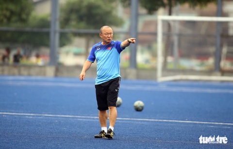 Quang Hải, Bùi Tiến Dũng và các đồng đội cười rạng rỡ trên sân tập sau trận thắng U22 Indonesia - Ảnh 1. Quang Hải, Bùi Tiến Dũng và các đồng đội cười rạng rỡ trên sân tập sau trận thắng U22 Indonesia - Ảnh 1.
