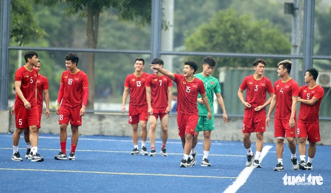 Quang Hải, Bùi Tiến Dũng và các đồng đội cười rạng rỡ trên sân tập sau trận thắng U22 Indonesia - Ảnh 3. Quang Hải, Bùi Tiến Dũng và các đồng đội cười rạng rỡ trên sân tập sau trận thắng U22 Indonesia - Ảnh 3.